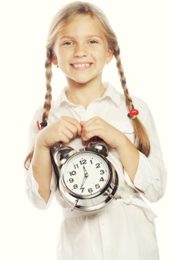 küçük kız ile bir gümüşlenmiş çalar-saat izole bir over üzerinde wh