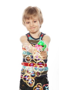 Beyaz çocuk sabun köpüğü üfleme