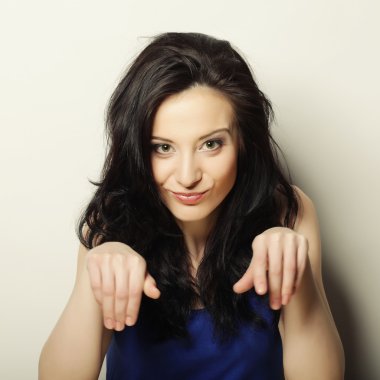 Dostça gülümseyen genç kadın portresi