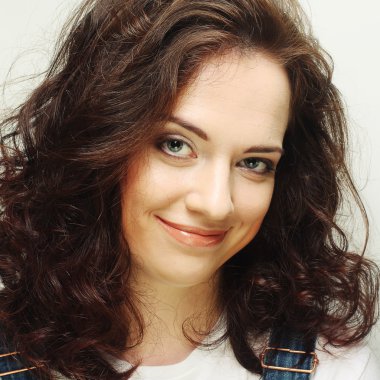 genç esmer stüdyo çekim gülümseyen