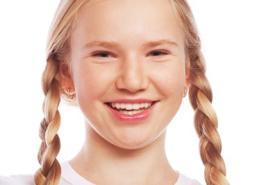 Kocaman bir gülümseme ile küçük mutlu kız.