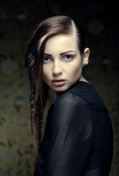 Retrato de hermosa joven rubia con trenzas creativas ha —  Fotos de Stock