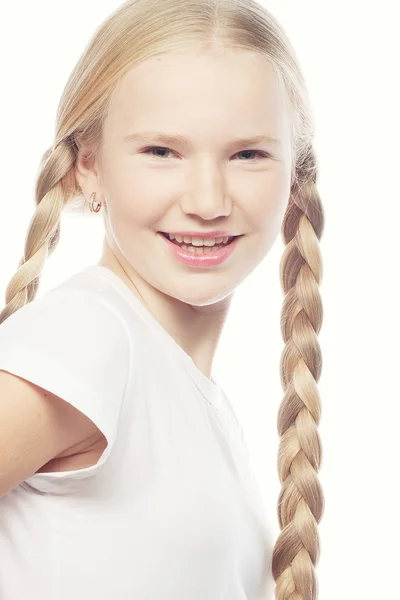 Retrato de uma bela menina loira europeia com tranças . — Fotografia de Stock