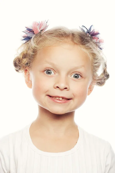 Усміхнена дівчина ізольована над білим — стокове фото