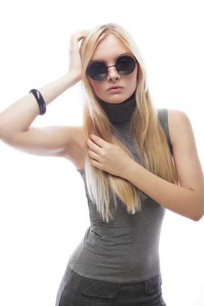 Молодая блондинка в солнечных очках — стоковое фото