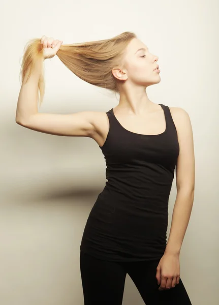 Hermosa mujer con cabello largo y rubio. Modelo de moda posando en st —  Fotos de Stock