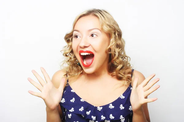 Hermosa joven sorprendida mujer. Captura de estudio. — Foto de Stock