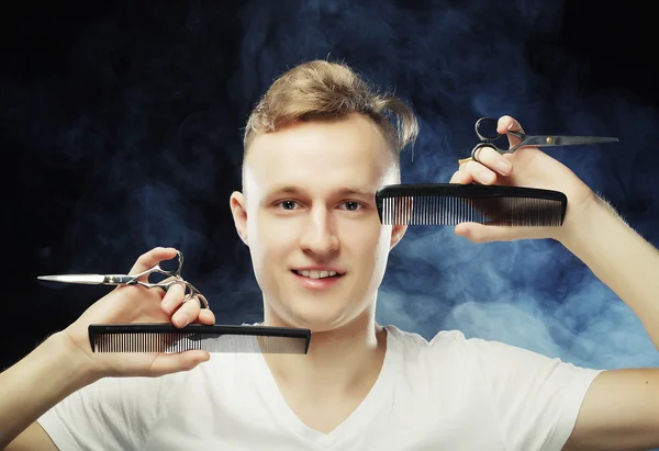 Young t hairstylist looking at camera — Stock Photo, Image