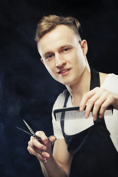 Young t hairstylist looking at camera — Stock Photo, Image