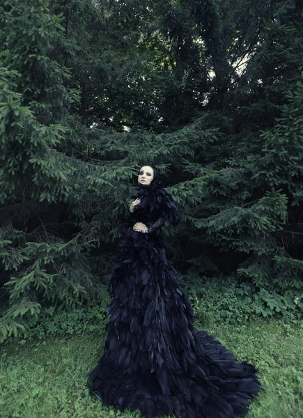 Dark Queen in park — Stockfoto