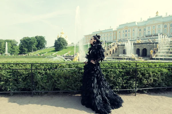 Принцеса в парку поруч з фонтаном — стокове фото