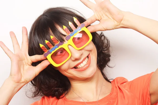 Gelukkige vrouw met grote oranje zonnebril — Stockfoto