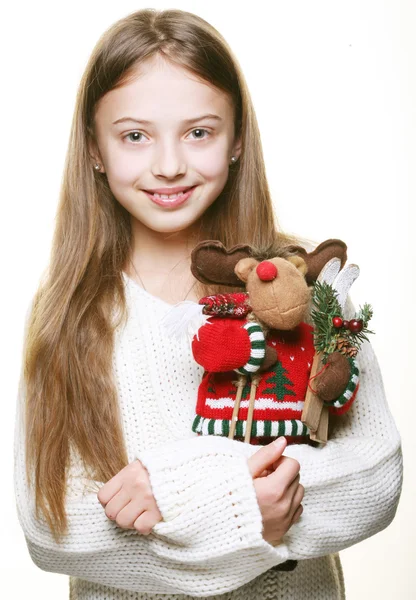 Flicka med leksak rådjur — Stockfoto