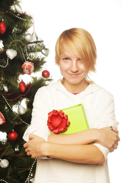 Mujer con caja de regalo y árbol de Navidad — Foto de Stock