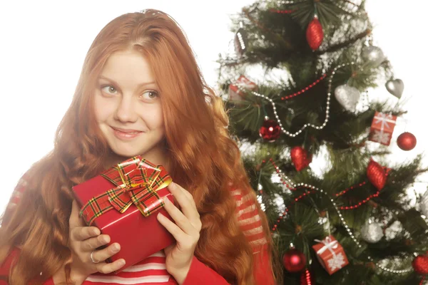 Mujer con caja de regalo y árbol de Navidad — Foto de Stock