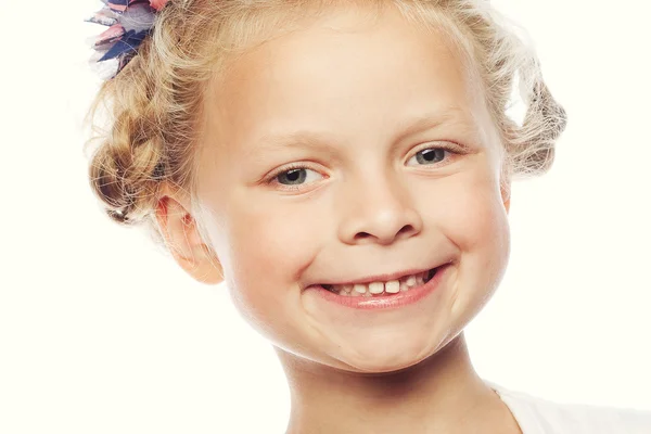 Sorrindo menina isolado sobre branco — Fotografia de Stock
