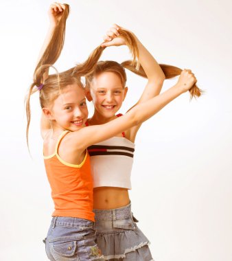 İki küçük sarışın kız stüdyo çekimi