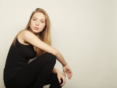 Uzun sarı saçlı güzel kadın. Moda model St poz