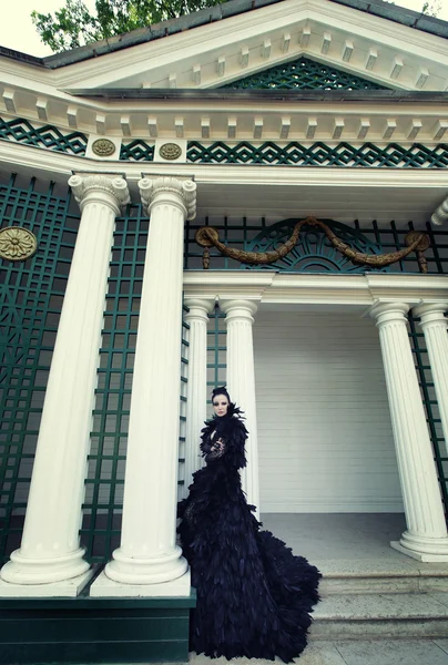 Modèle de mode en robe noire — Photo