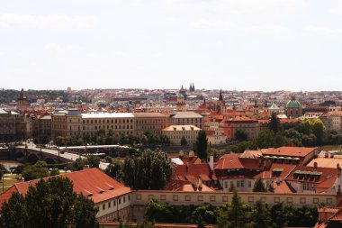 T Prag eski şehir Meydanı'nda geleneksel kırmızı çatılar ile evler