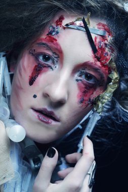 Yaratıcı makyajlı genç bir kadın. Cadılar Bayramı teması.