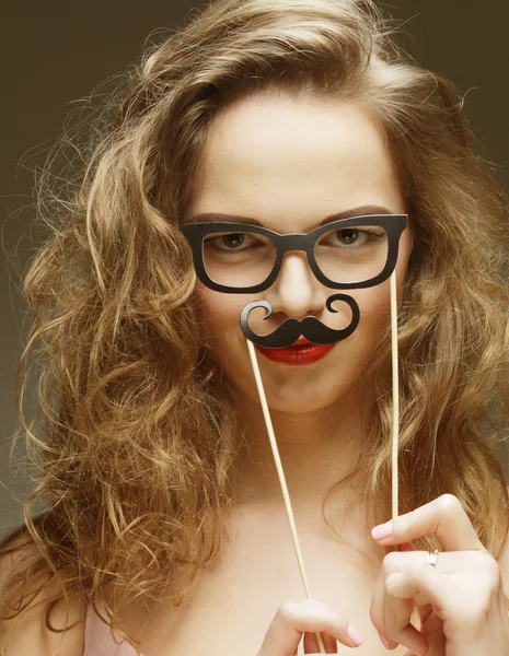 Imagen de fiesta. Mujeres jóvenes juguetonas sosteniendo unas gafas de fiesta . — Foto de Stock