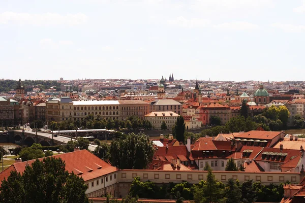 T Prag eski şehir Meydanı'nda geleneksel kırmızı çatılar ile evler — Stok fotoğraf