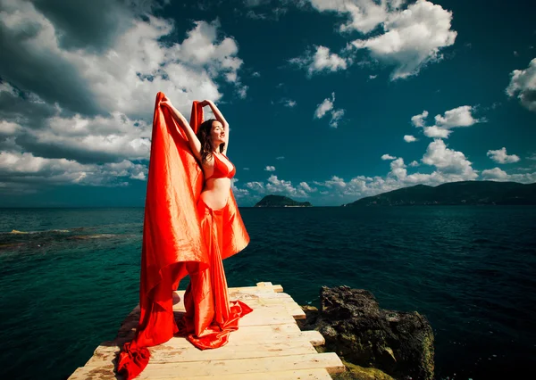 Vrouw met rode rok en stof — Stockfoto