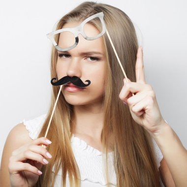 Sahte bıyık giyen genç kadın.