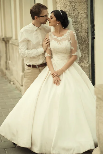 Romantic young couple celebrating their marriage — Stock Photo, Image