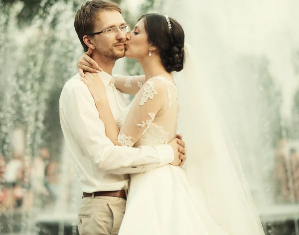 Luxury romantic happy bride and groom celebrating marriage — Stock Photo, Image