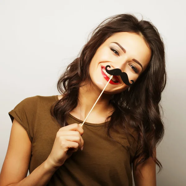 Jovem mulher usando bigodes falsos . — Fotografia de Stock