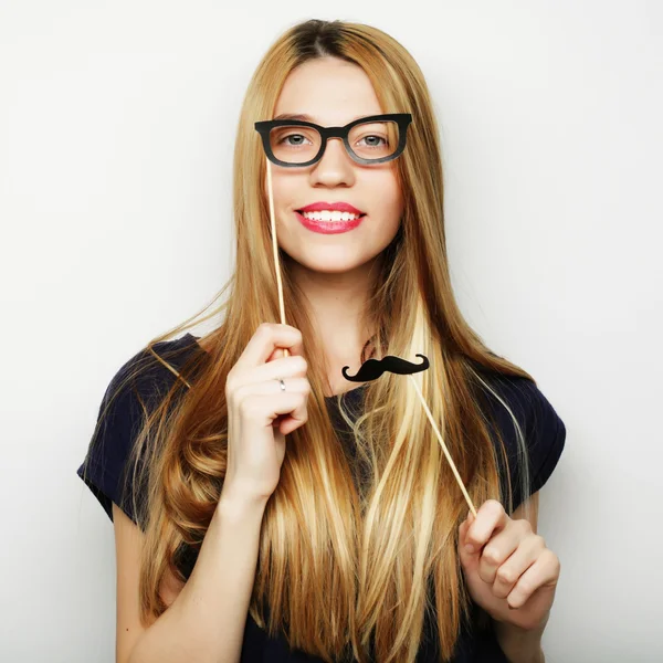 Image de fête. Jeune femme ludique tenant des lunettes de fête . — Photo