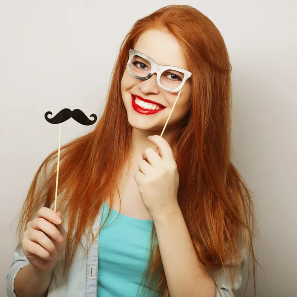 Νεαρή γυναίκα φοράει ψεύτικο μουστάκια. — Φωτογραφία Αρχείου