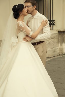 Lüks romantik mutlu gelin ve damat evliliği kutluyor.