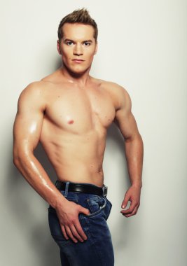 Sağlıklı kaslı genç adam..