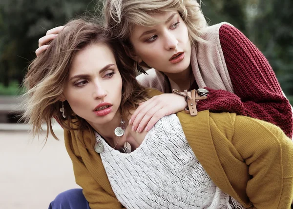 Dos hermosas mujeres en el parque . — Foto de Stock