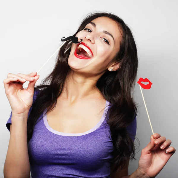 Mujer joven con bigotes falsos . — Foto de Stock