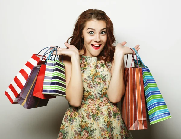 쇼핑 가방을 들고 행복하게 웃는 젊은 여자의 모습 — 스톡 사진