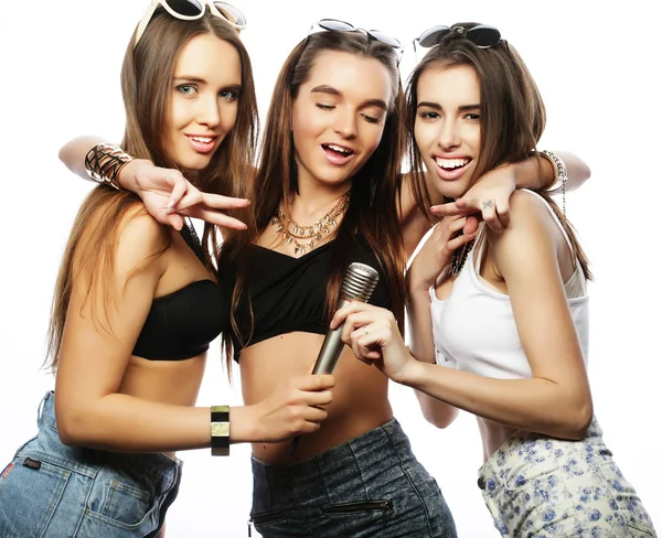 Grupp unga kvinnor att ha roligt på karaoke — Stockfoto