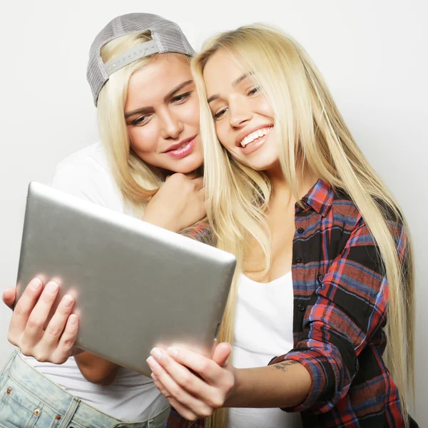 İki hippi kız arkadaş dijital tabletle selfie çekiyorlar. — Stok fotoğraf