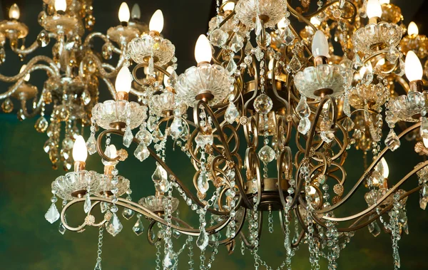 Hermosa lámpara de araña de cristal vintage en una habitación —  Fotos de Stock