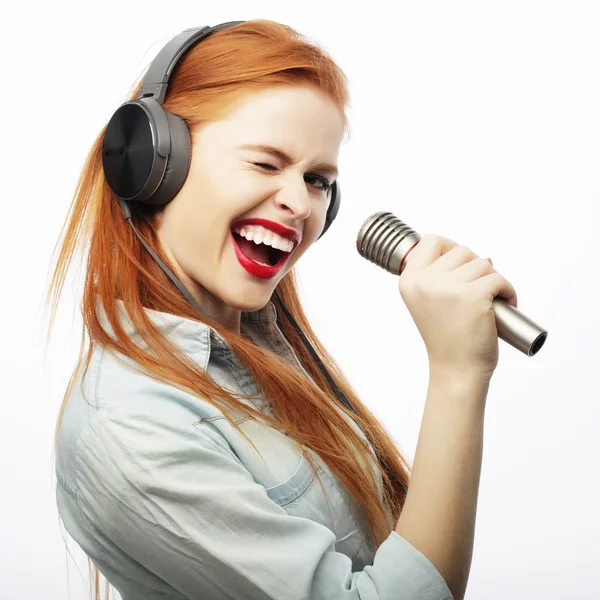 Belle jeune femme avec microphone et écouteurs — Photo