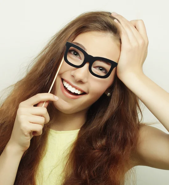 Parteiimage. Verspielte junge Frauen mit Partybrille. — Stockfoto