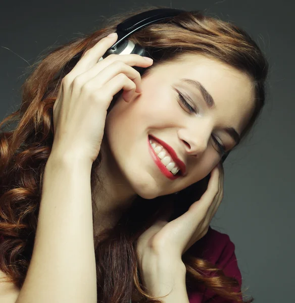 Mujer joven con auriculares escuchando música —  Fotos de Stock