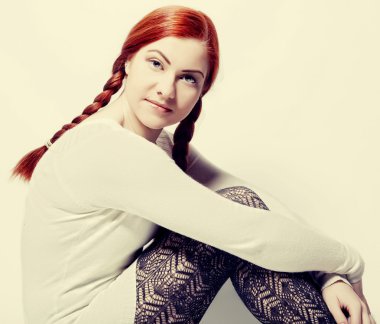 Beyaz arka plan üzerinde Dişileştirilmiş kadın