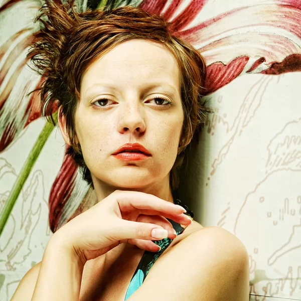 Beauttiful の女赤い髪とのクローズ アップの肖像画 — ストック写真