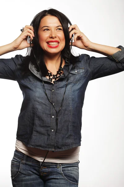 Mujer morena con auriculares escuchando música — Foto de Stock