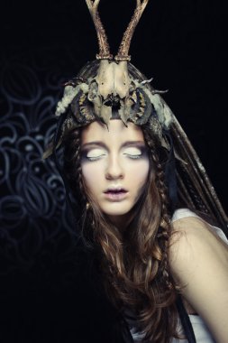 Yaratıcı saç stili ve parlak makyajlı bir model.