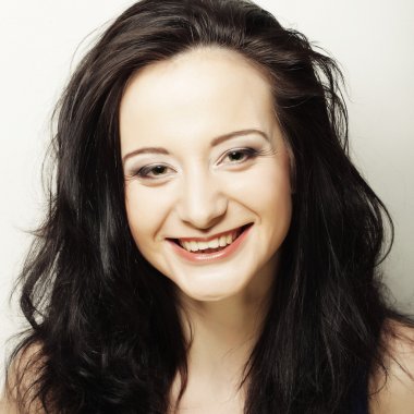 gülümseyen esmer studio vurdu